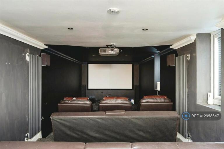 Room Broxhill Road in Greater London