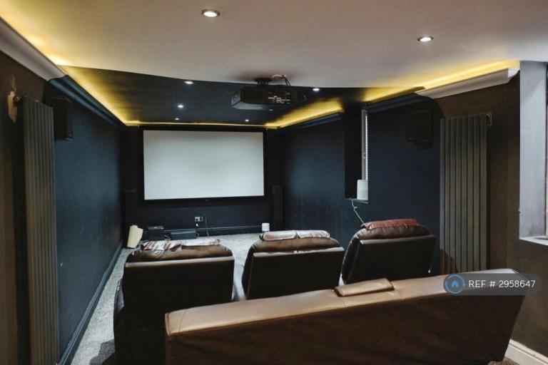 Room Broxhill Road in Greater London