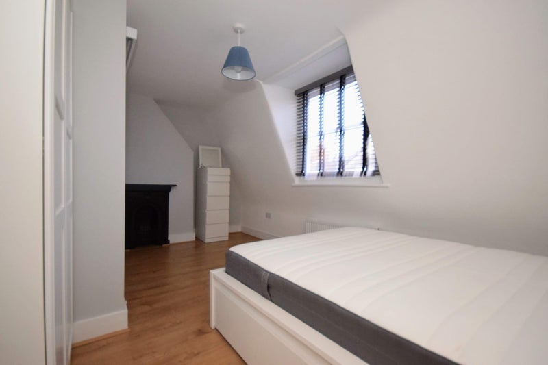 Room Senrab Street in Greater London