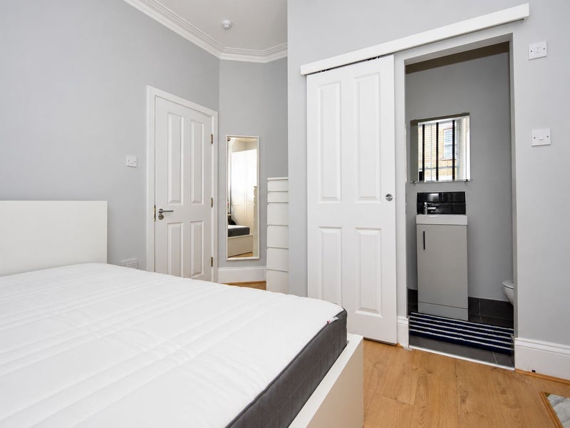 Room Senrab Street in Greater London