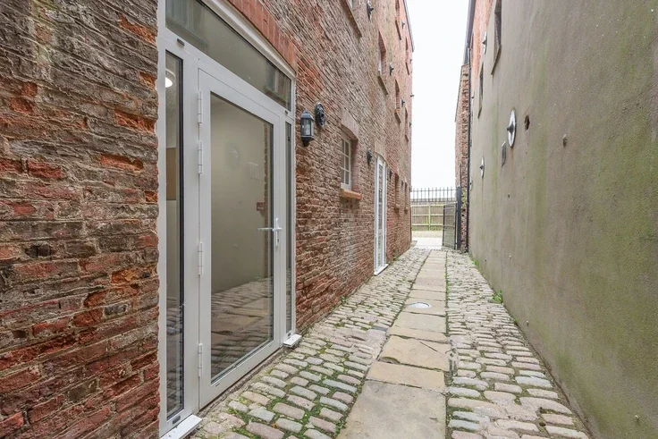 Flat Bishop Lane in Hull