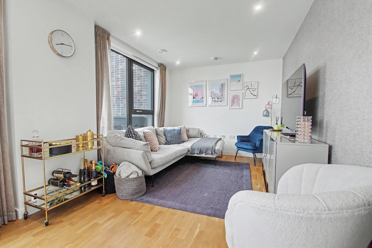 Flat Hawthorne Crescent in Greater London
