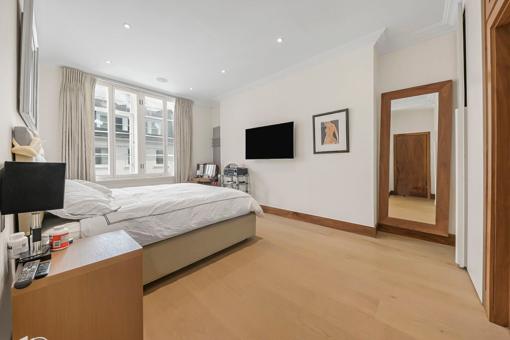 Flat Dover Street in City of Westminster