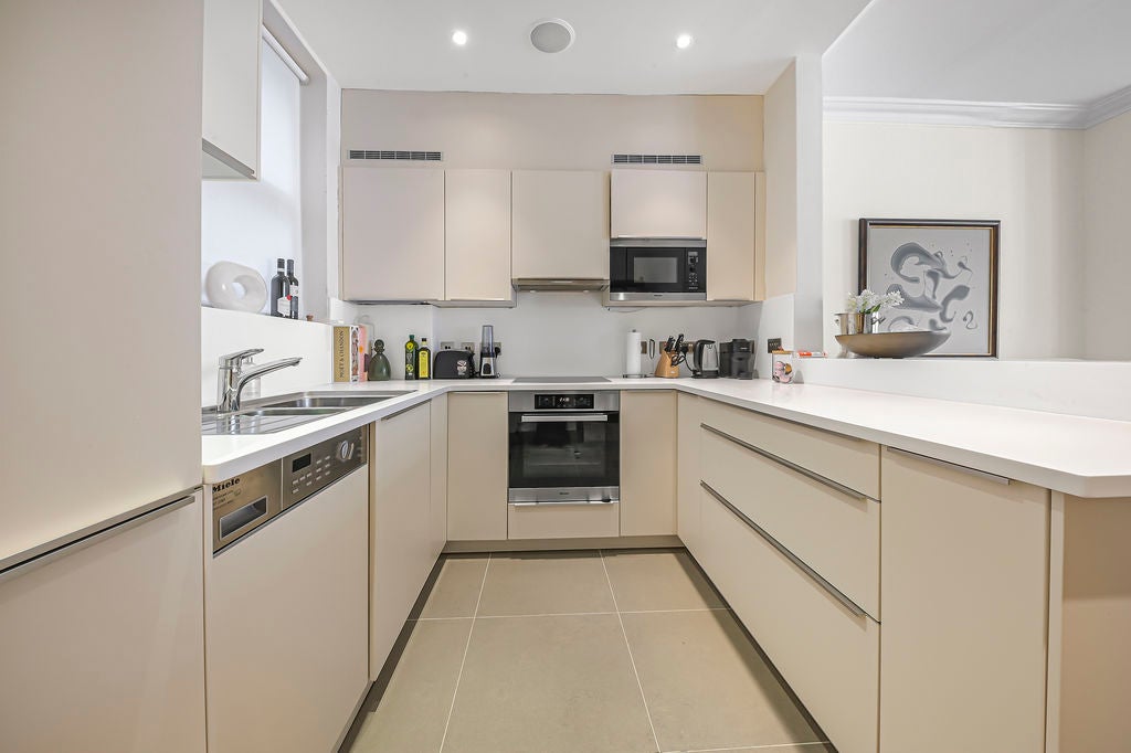 Flat Dover Street in City of Westminster