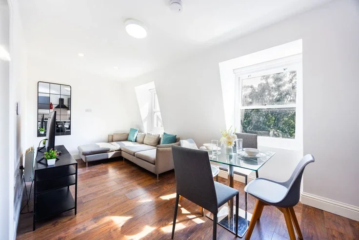 Flat Warwick Road in Greater London