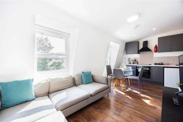 Flat Warwick Road in Greater London