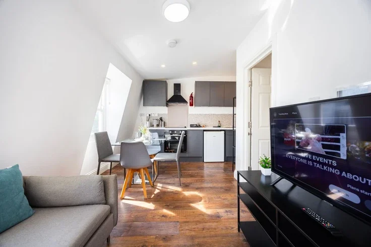 Flat Warwick Road in Greater London