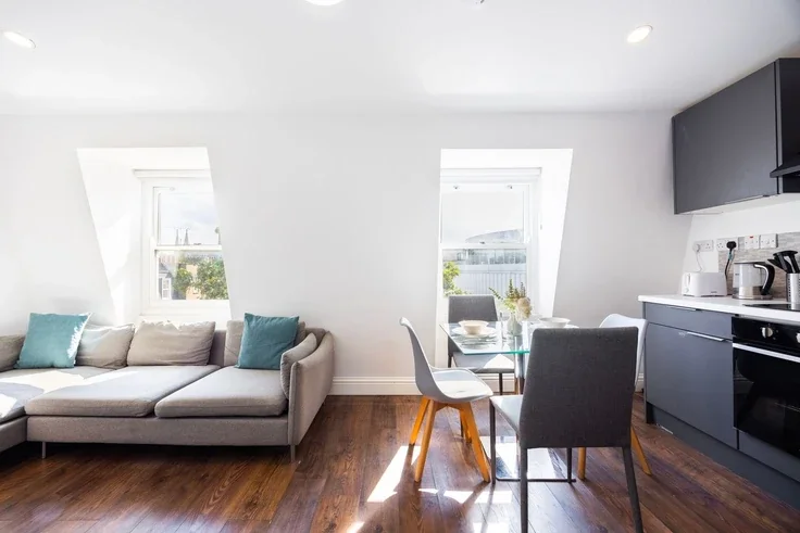 Flat Warwick Road in Greater London