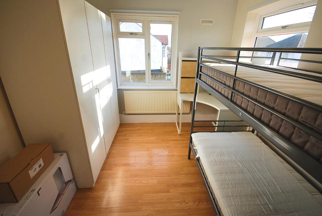 Flat Charterhouse Avenue in Greater London
