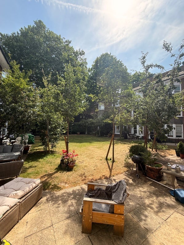 Room Sovereign Mews in Greater London