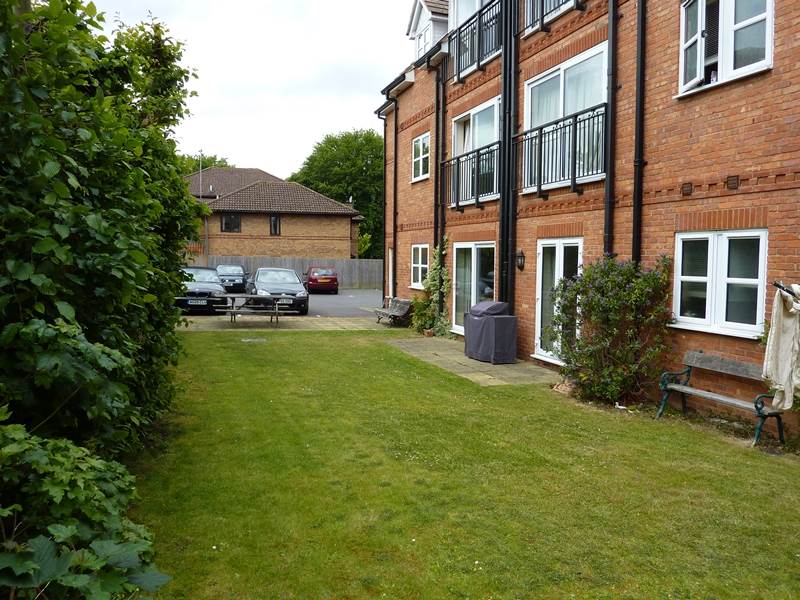 Flat Stratford Drive in Wooburn Green