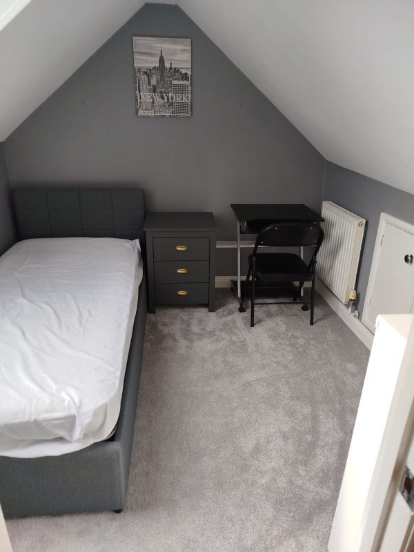 Room Belben Road in Poole