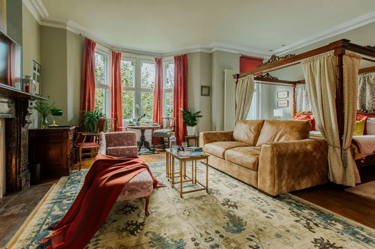 Room Cathedral Road in Cardiff