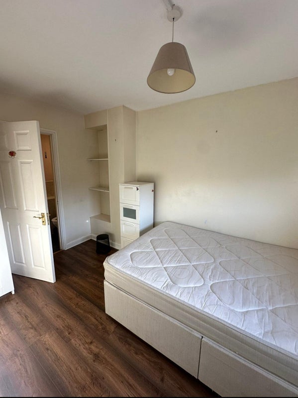 Room Oxley Close in Greater London