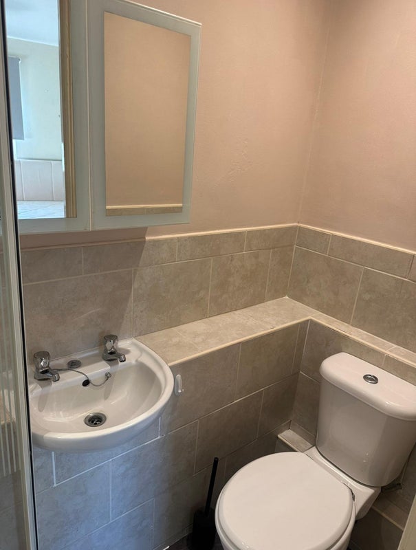 Room Oxley Close in Greater London