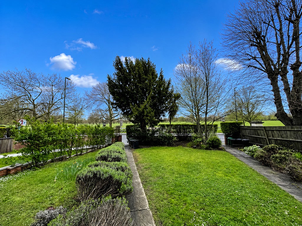 Flat Clapham Common North Side in Greater London