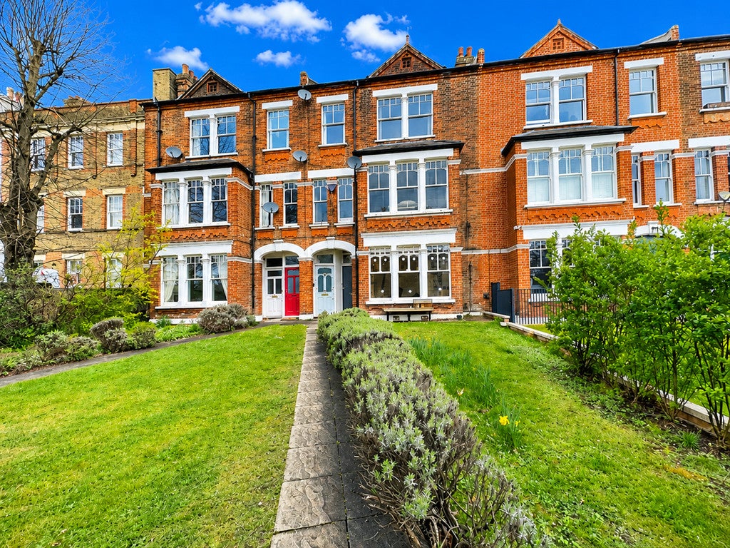 Flat Clapham Common North Side in Greater London
