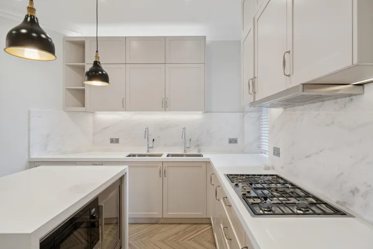 Flat Oakwood Court in Greater London
