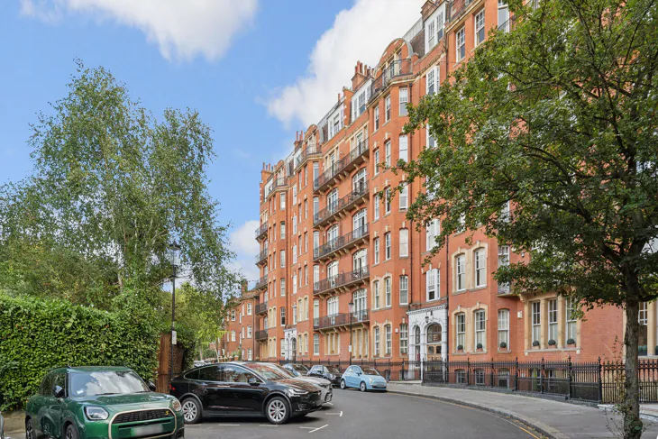 Flat Oakwood Court in Greater London