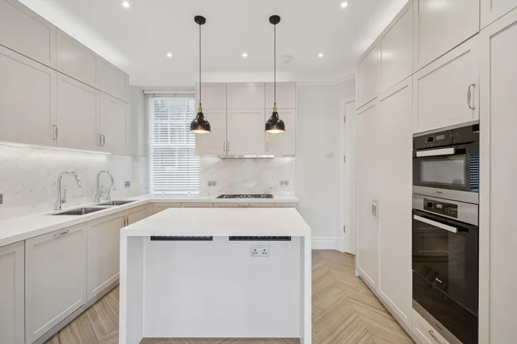 Flat Oakwood Court in Greater London