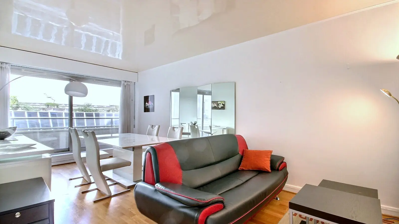 Flat Avenue Pierre-Iᵉʳ-de-Serbie in Paris