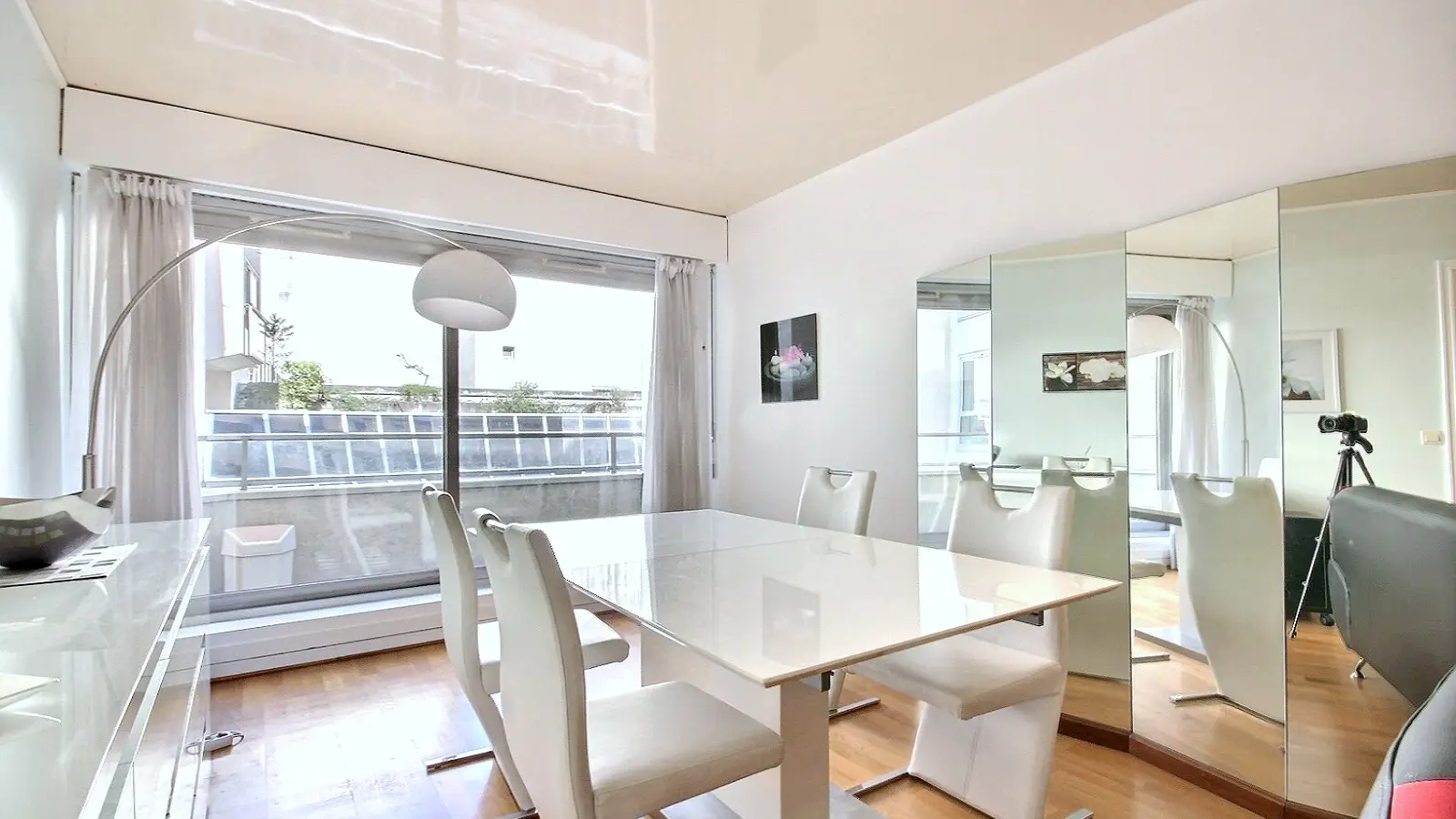 Flat Avenue Pierre-Iᵉʳ-de-Serbie in Paris