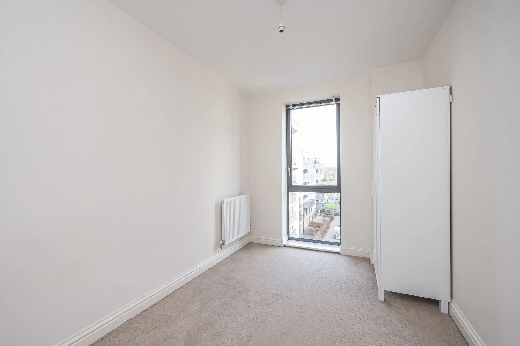 Flat Lingard Avenue in Greater London