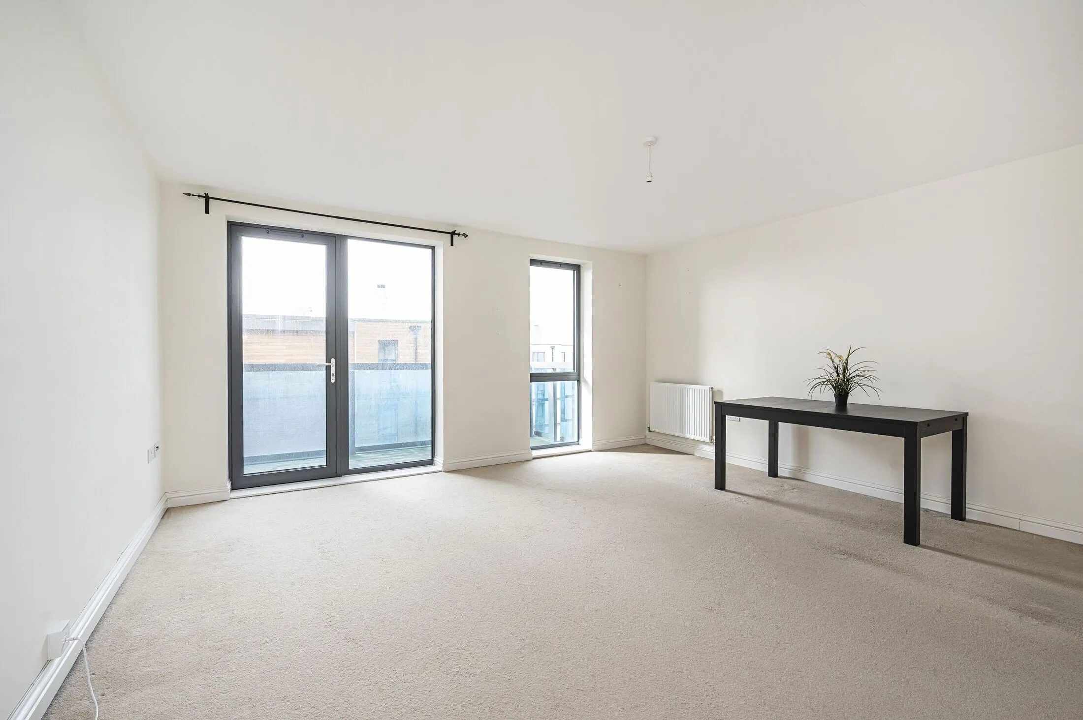 Flat Lingard Avenue in Greater London