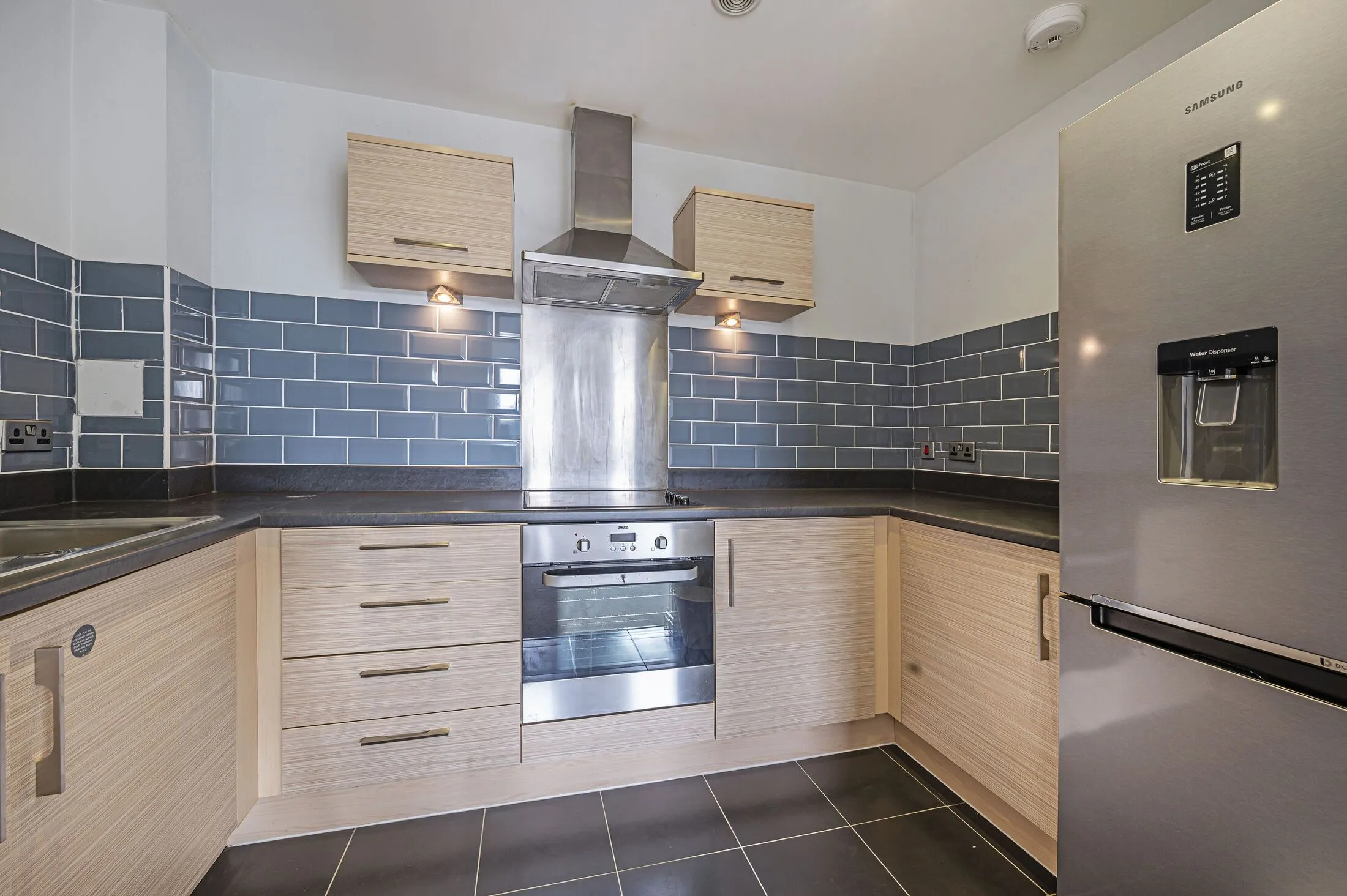 Flat Lingard Avenue in Greater London