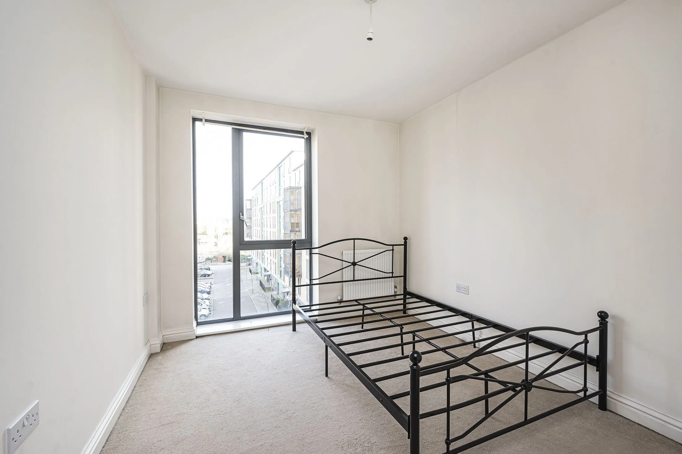 Flat Lingard Avenue in Greater London