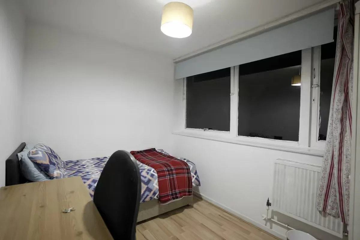 Room Roland Way in Greater London