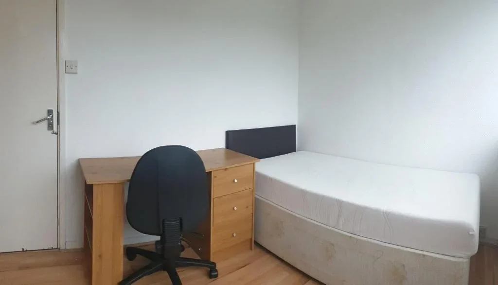 Room Roland Way in Greater London