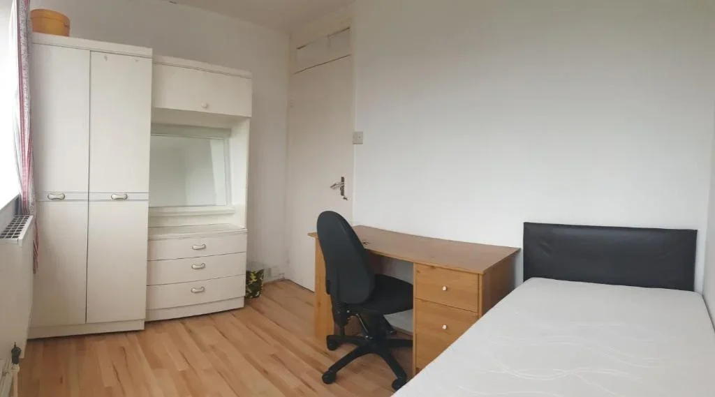 Room Roland Way in Greater London