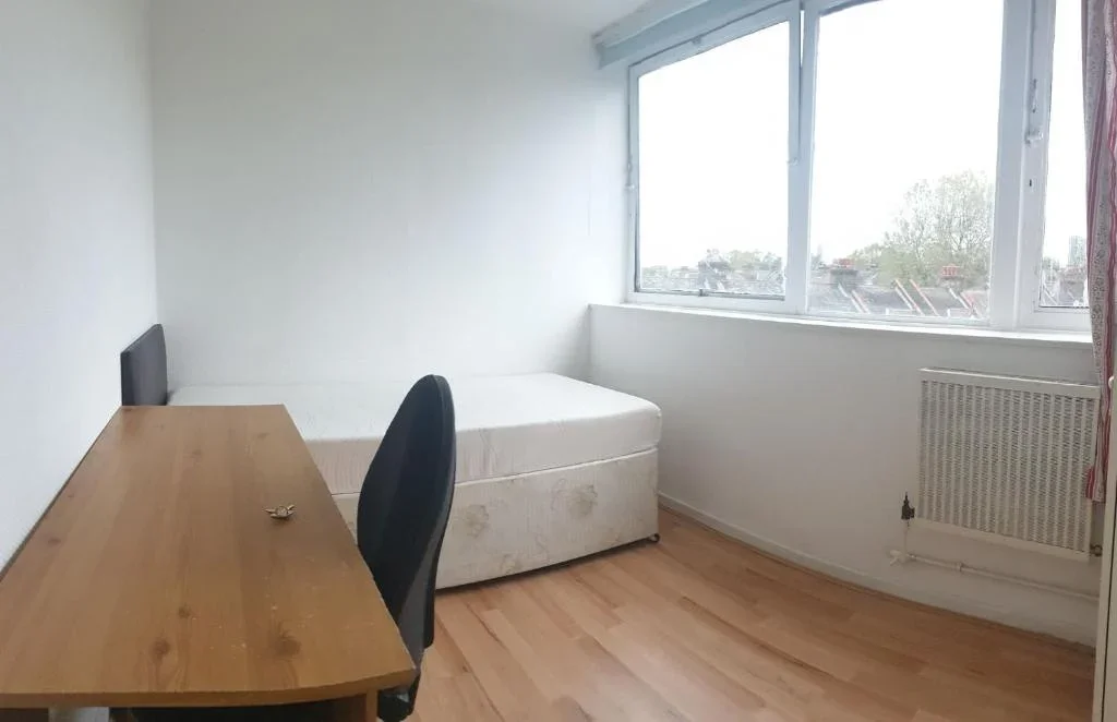 Room Roland Way in Greater London