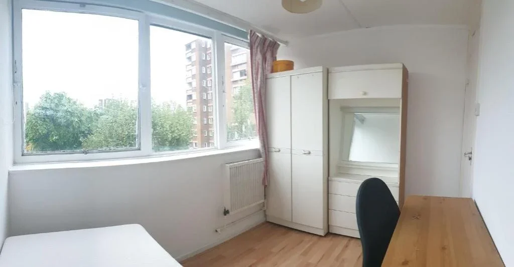 Room Roland Way in Greater London