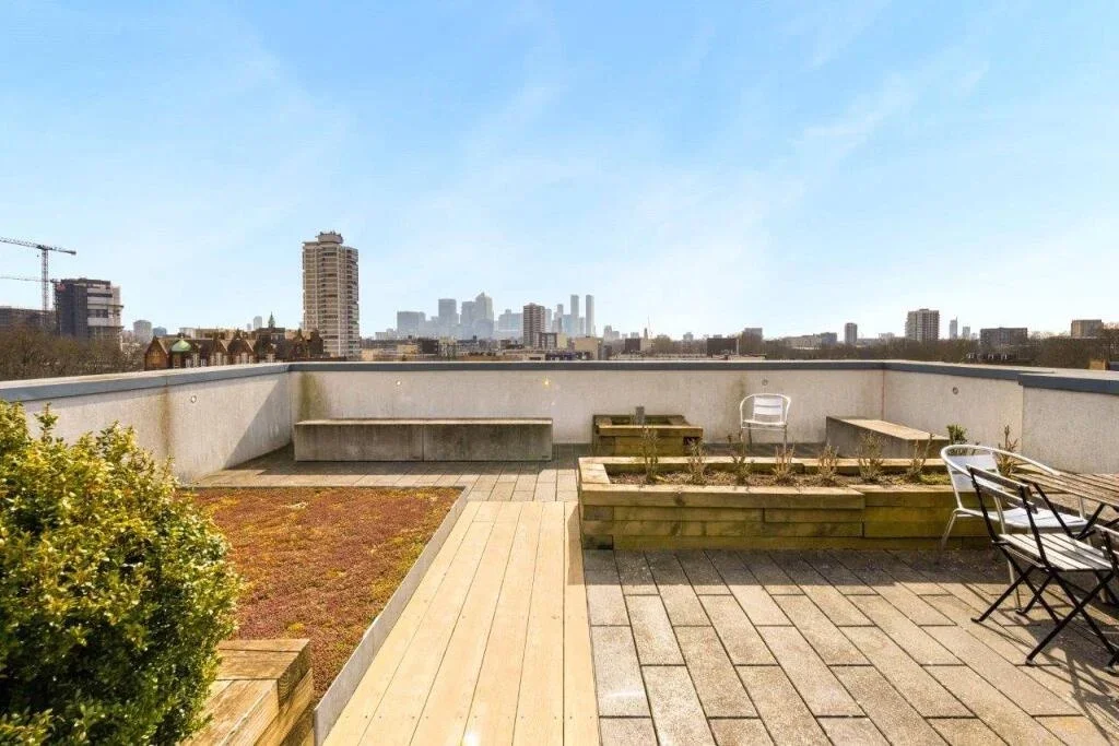 Flat Hamlets Way in Greater London