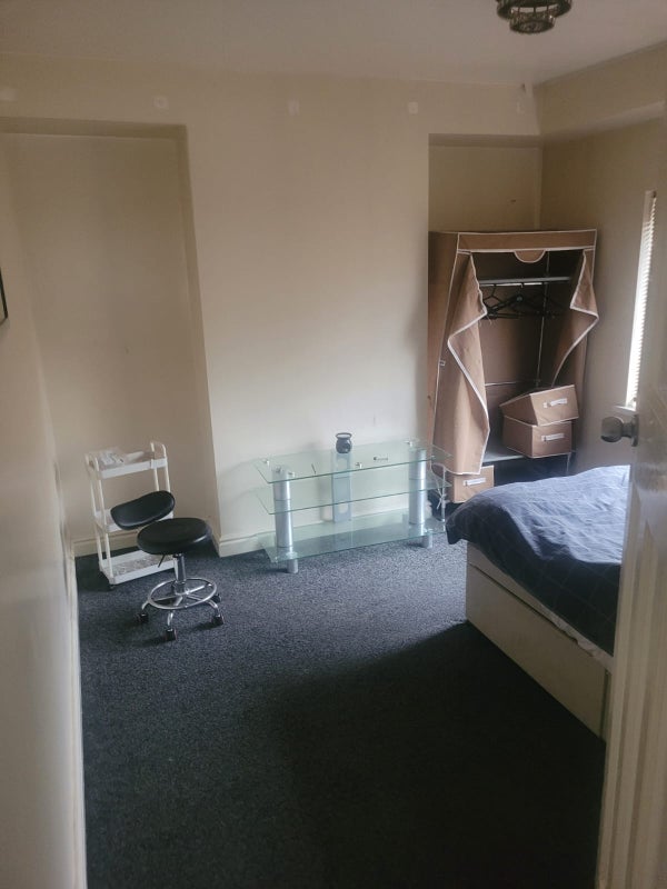 Room Old Park Road in Coseley