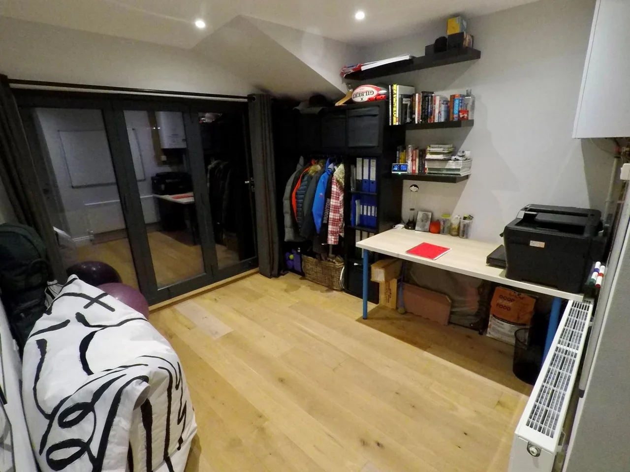 Flat Connaught Road in Greater London