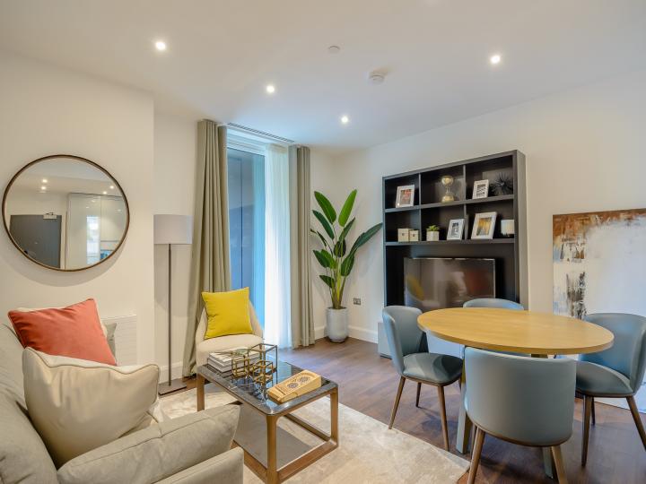 Flat Harbour Way in Greater London