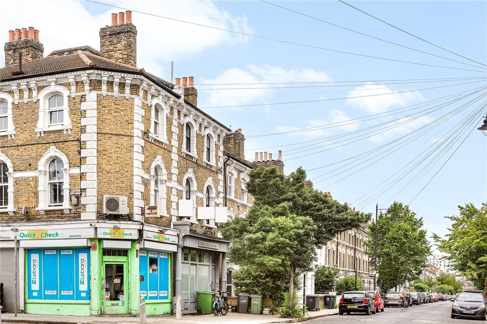 Flat Ferndale Road in Greater London