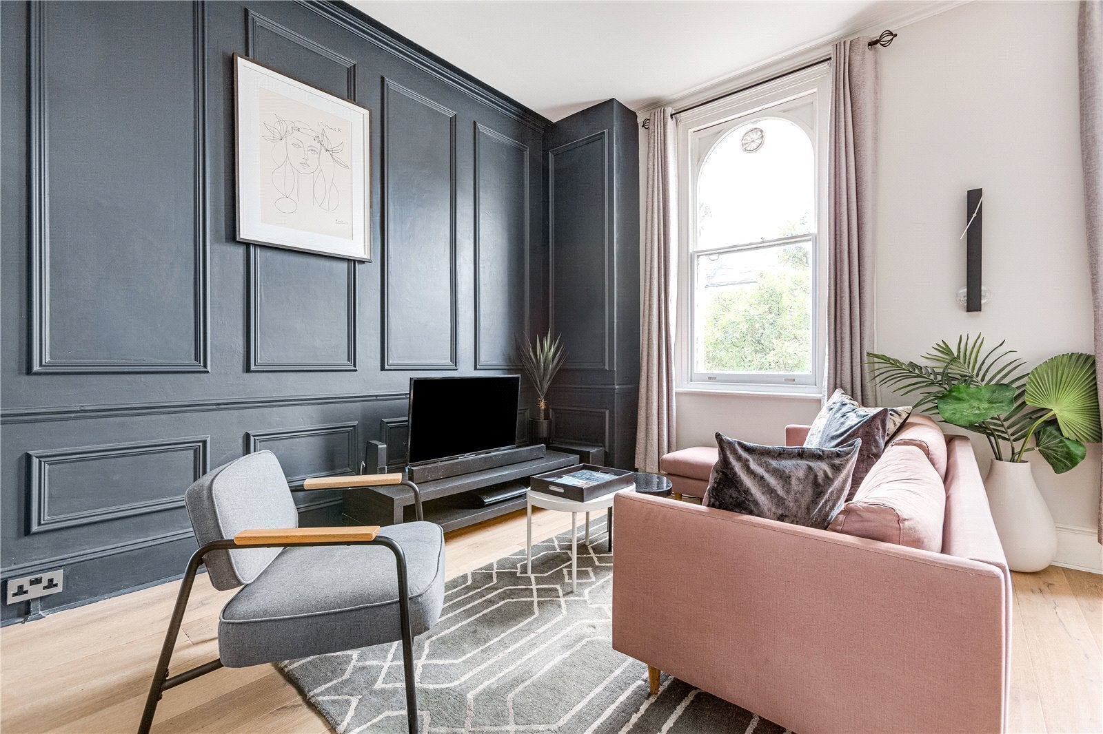 Flat Ferndale Road in Greater London