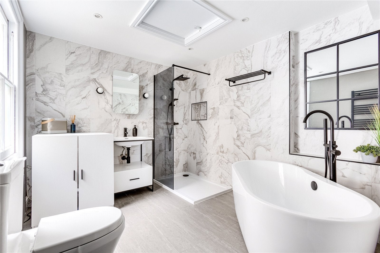 Flat Ferndale Road in Greater London