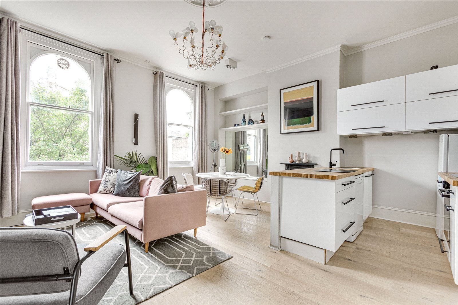 Flat Ferndale Road in Greater London