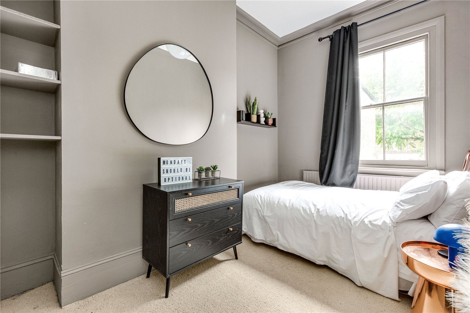 Flat Ferndale Road in Greater London