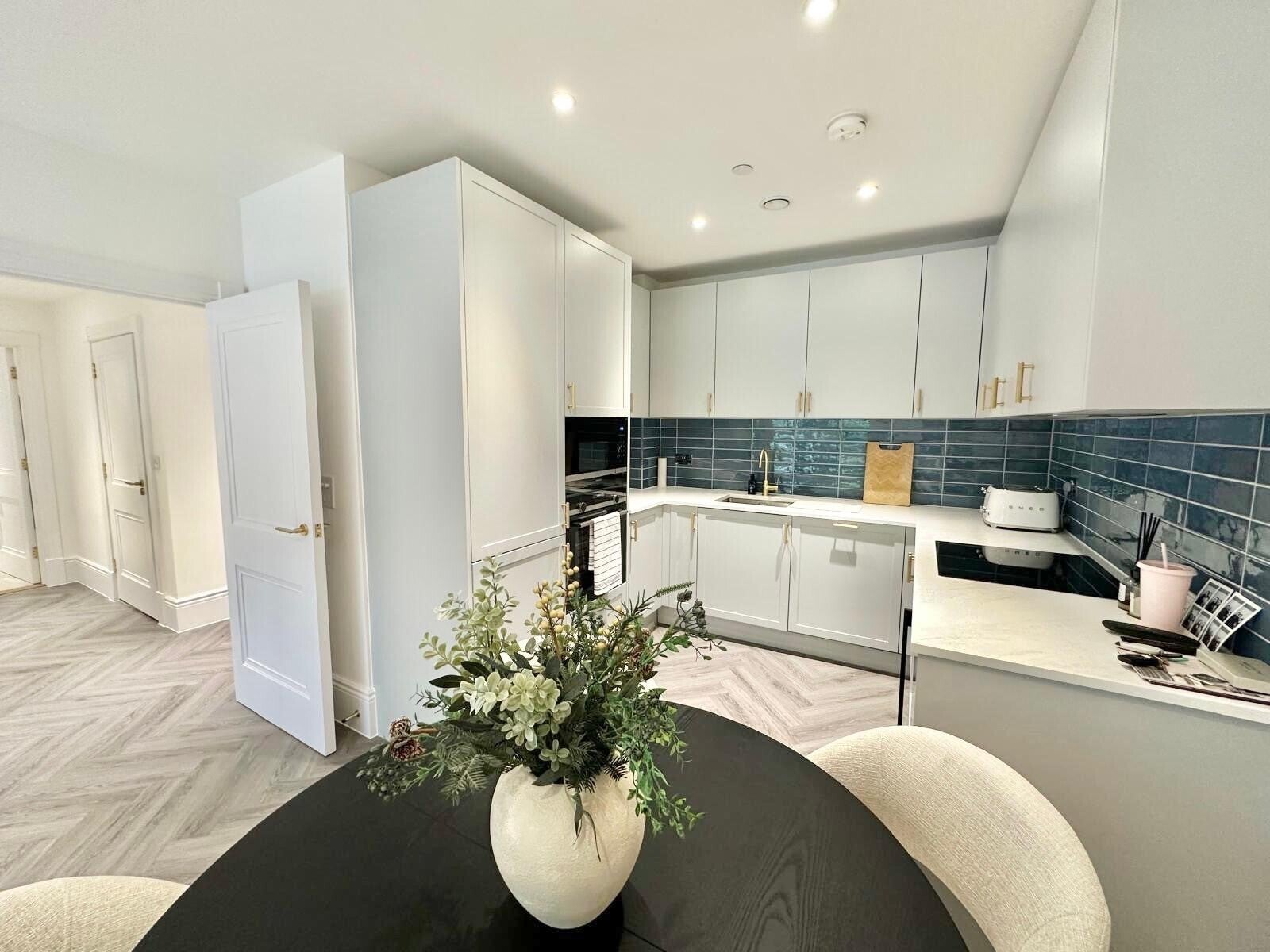 Flat Fellowes Rise in Winchester