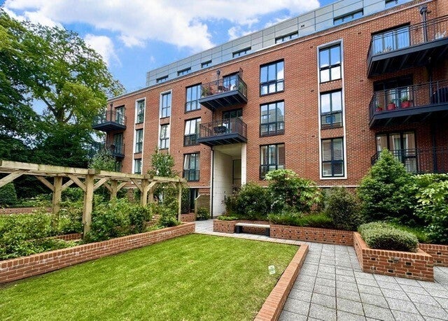 Flat Fellowes Rise in Winchester