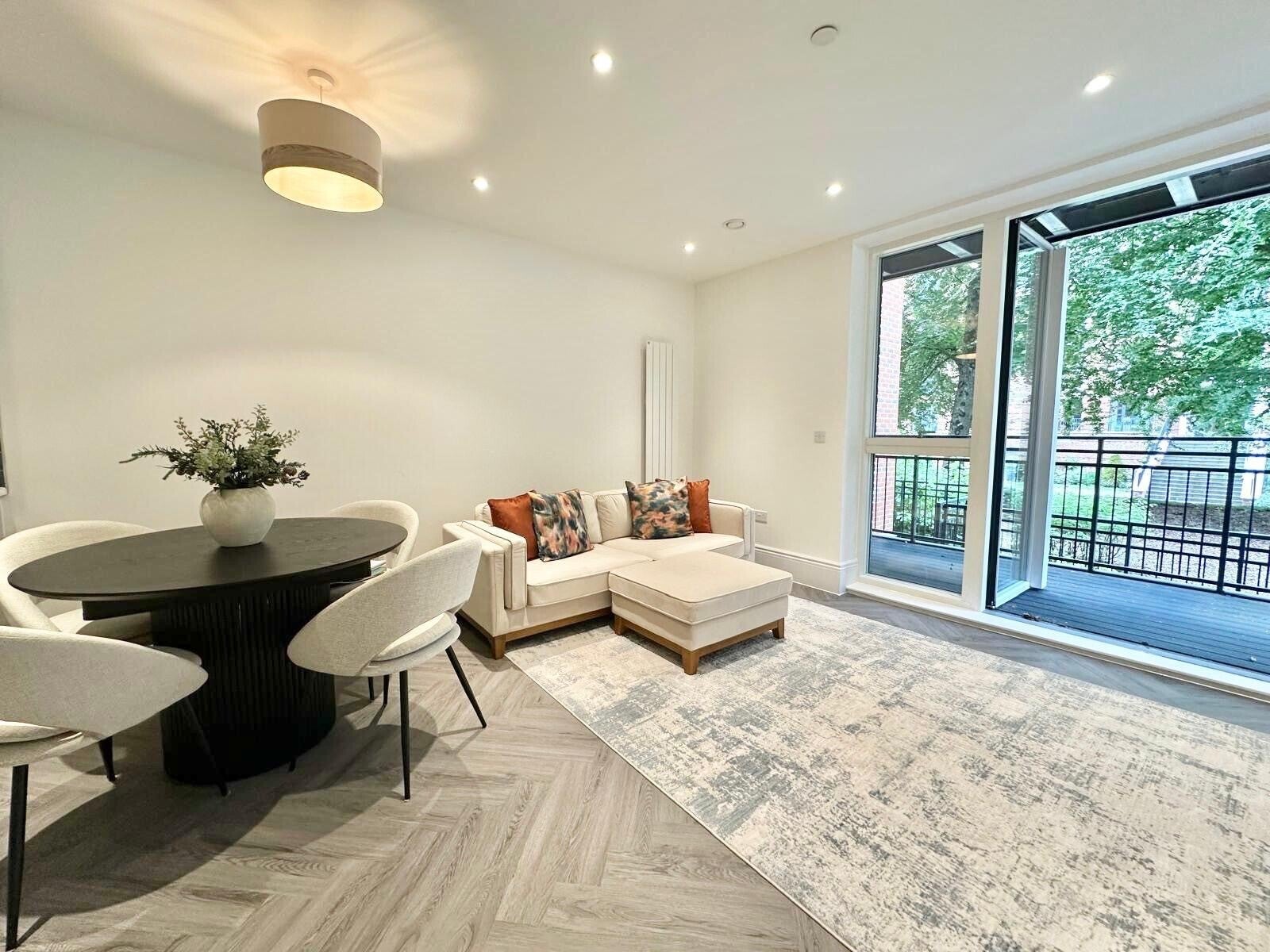 Flat Fellowes Rise in Winchester