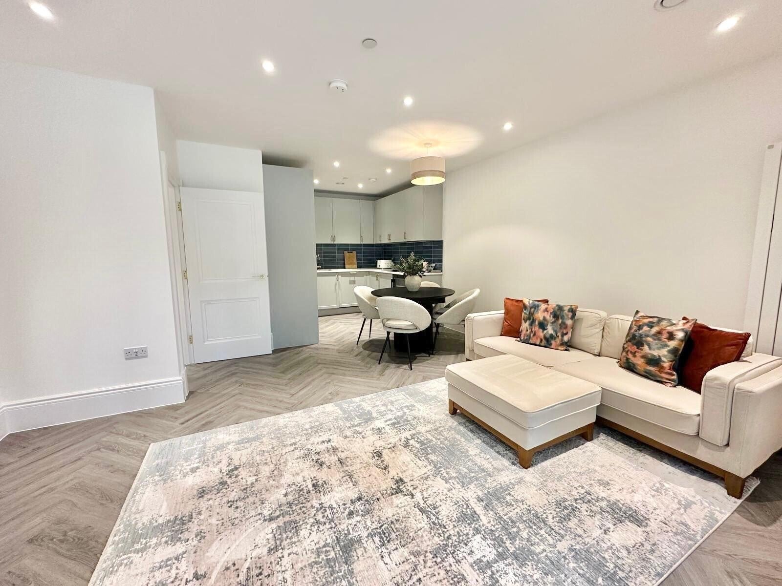 Flat Fellowes Rise in Winchester