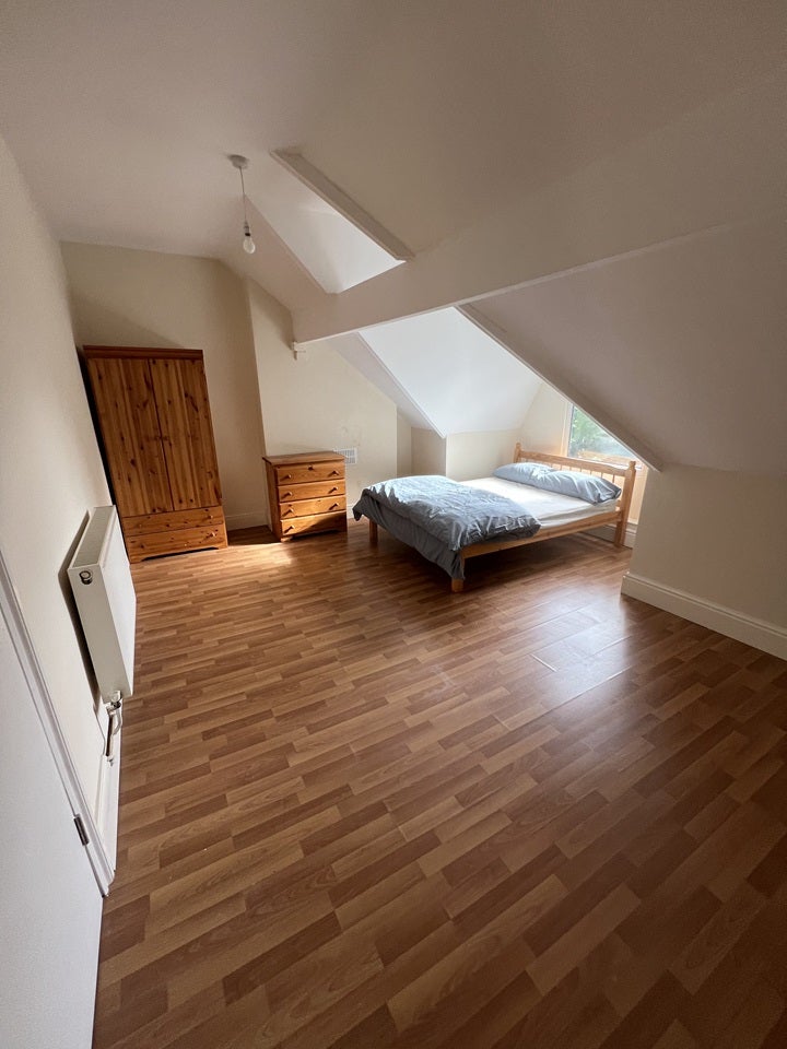 Room Hallewell Road in Birmingham