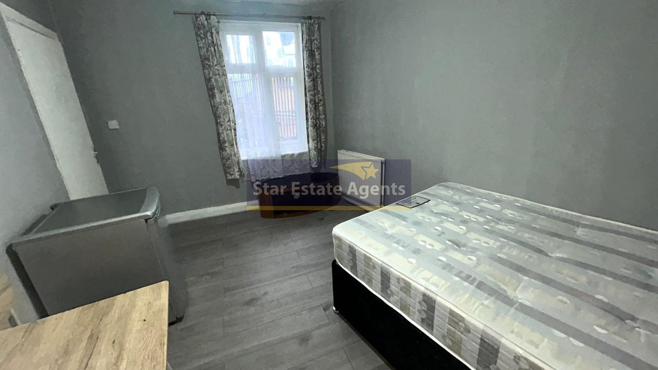 Flat Oldfield Lane South in Greater London